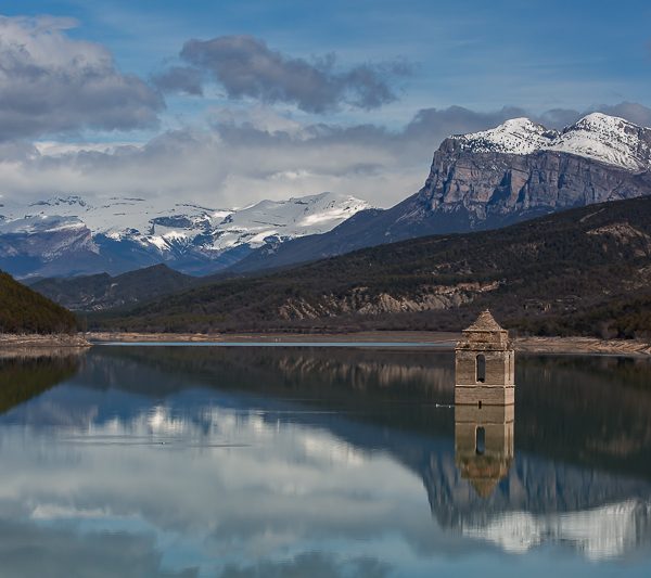 paysage d'un lac reflétant un cloché engloutie